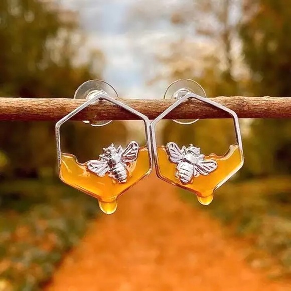 “Oh Honey” Bee Honeycomb Hexagon Pollen Stud Cute Environmental/Nature Earrings - Picture 2 of 3